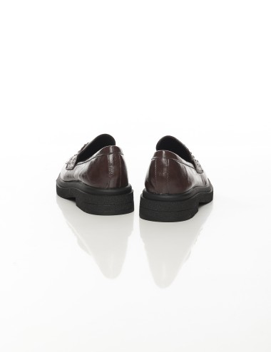 Cette image contient Mocassins vernis à bride cloutée et bijou  Noir ou Marron chez Joliesse. à 99,99 TND en Tunisie. L'hexa de 