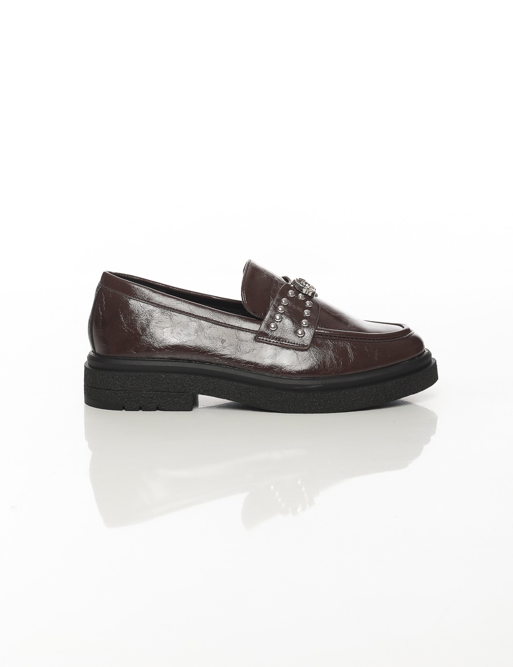 Cette image contient Mocassins vernis à bride cloutée et bijou Noir ou Marron chez Joliesse. à 99,99 TND en Tunisie. L'hexa de Cette image contient Mocassins vernis à bride cloutée et bijou Noir ou Marron chez Joliesse. à 99,99 TND en Tunisie. L'hexa de