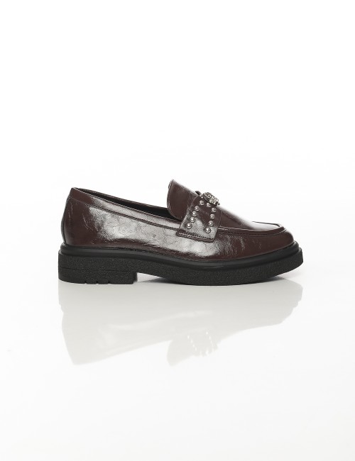 Cette image contient Mocassins vernis à bride cloutée et bijou  Noir ou Marron chez Joliesse. à 99,99 TND en Tunisie. L'hexa de