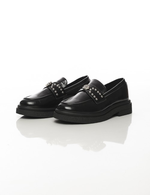 Cette image contient Mocassins vernis à bride cloutée et bijou  Noir ou Marron chez Joliesse. à 99,99 TND en Tunisie. L'hexa de 