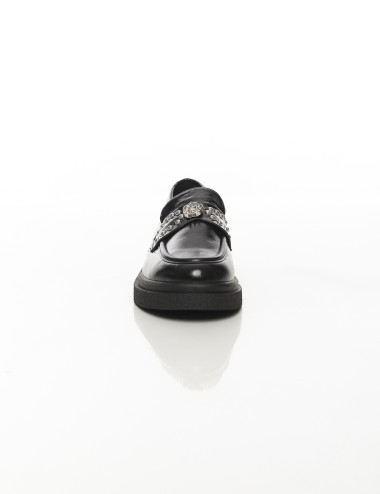 Cette image contient Mocassins vernis à bride cloutée et bijou  Noir ou Marron chez Joliesse. à 99,99 TND en Tunisie. L'hexa de 