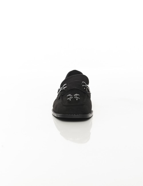 Cette image contient Mocassins noir en suédine avec ornements bijoux chez Joliesse. à 99,99 TND en Tunisie. L'hexa de l'arrière 