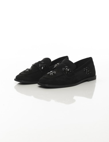 Cette image contient Mocassins noir en suédine avec ornements bijoux chez Joliesse. à 99,99 TND en Tunisie. L'hexa de l'arrière 