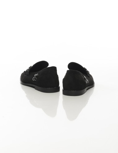 Cette image contient Mocassins noir en suédine avec ornements bijoux chez Joliesse. à 99,99 TND en Tunisie. L'hexa de l'arrière 