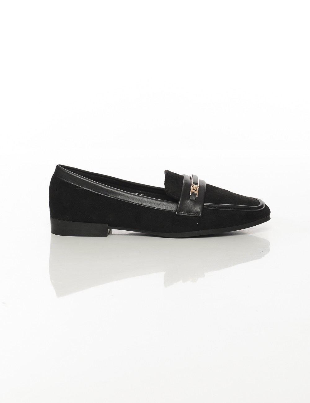 Cette image contient Mocassins en suédine avec bride métallique Noir ou Marron chez Joliesse. à 89,99 TND en Tunisie. L'hexa de Cette image contient Mocassins en suédine avec bride métallique Noir ou Marron chez Joliesse. à 89,99 TND en Tunisie. L'hexa de