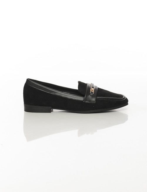 Cette image contient Mocassins en suédine avec bride métallique Noir ou Marron chez Joliesse. à 89,99 TND en Tunisie. L'hexa de 
