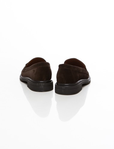Cette image contient Mocassins en daim marron avec pampilles homme chez Joliesse. à 119,99 TND en Tunisie. L'hexa de l'arrière p