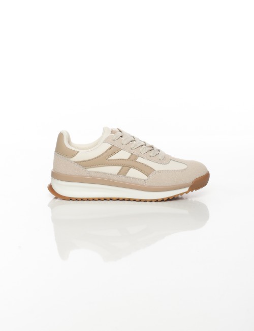 Cette image contient Baskets Rétro Noires et Blanches chez Joliesse. à 89,99 TND en Tunisie. L'hexa de l'arrière plan est #E7E7E