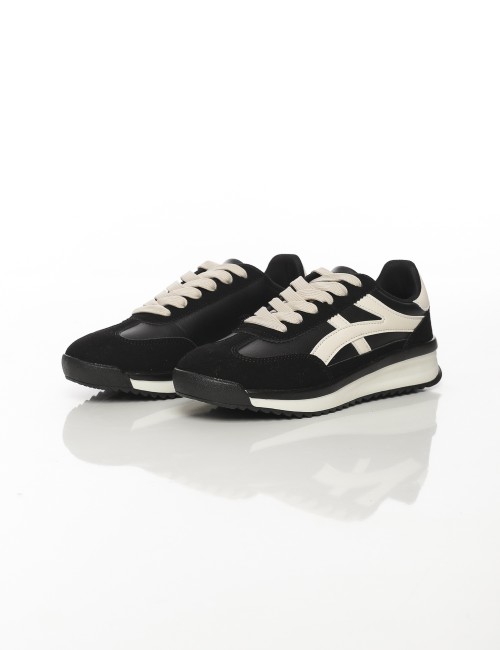 Cette image contient Baskets Rétro Noires et Blanches chez Joliesse. à 89,99 TND en Tunisie. L'hexa de l'arrière plan est #E7E7E