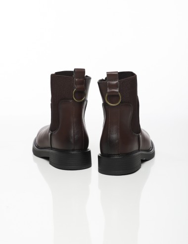 Cette image contient Bottines Chelsea en Simili Cuir chez Joliesse. à 169,99 TND en Tunisie. L'hexa de l'arrière plan est #E7E7E