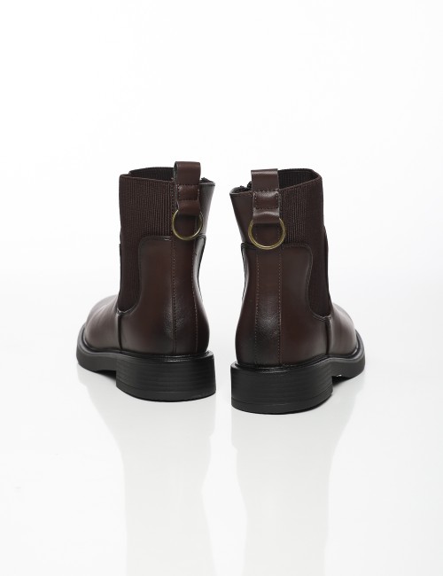 Cette image contient Bottines Chelsea en Simili Cuir chez Joliesse. à 169,99 TND en Tunisie. L'hexa de l'arrière plan est #E7E7E