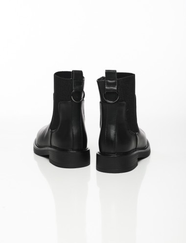 Cette image contient Bottines Chelsea en Simili Cuir chez Joliesse. à 169,99 TND en Tunisie. L'hexa de l'arrière plan est #E7E7E