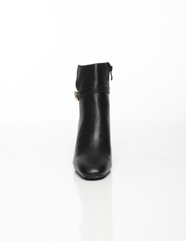 Cette image contient Bottines à Talons avec Boucle Décorative chez Joliesse. à 169,99 TND en Tunisie. L'hexa de l'arrière plan e