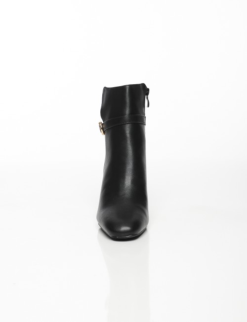 Cette image contient Bottines à Talons avec Boucle Décorative chez Joliesse. à 169,99 TND en Tunisie. L'hexa de l'arrière plan e