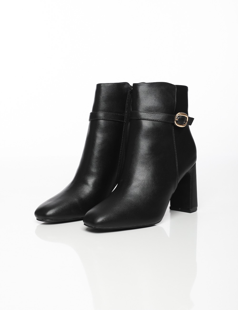 Cette image contient Bottines à Talons avec Boucle Décorative chez Joliesse. à 169,99 TND en Tunisie. L'hexa de l'arrière plan e