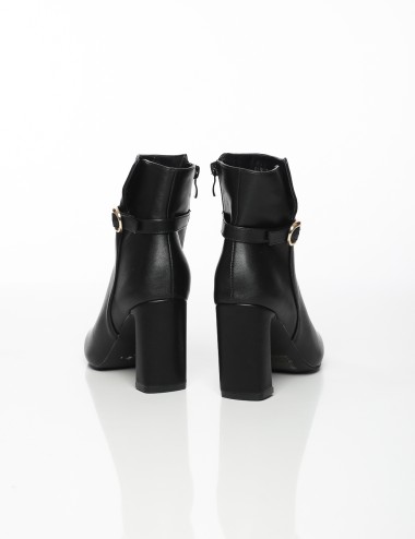 Cette image contient Bottines à Talons avec Boucle Décorative chez Joliesse. à 169,99 TND en Tunisie. L'hexa de l'arrière plan e