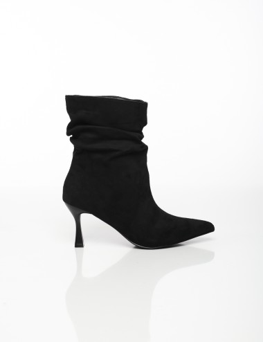 Cette image contient Bottines à Talons Fins en Suédine chez Joliesse. à 159,99 TND en Tunisie. L'hexa de l'arrière plan est #E7E