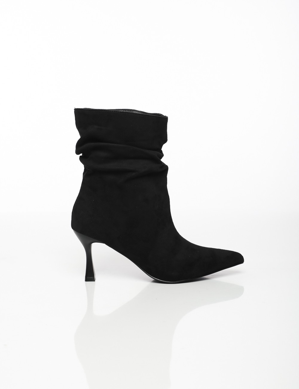 Cette image contient Bottines à Talons Fins en Suédine chez Joliesse. à 159,99 TND en Tunisie. L'hexa de l'arrière plan est #E7E