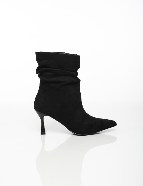 Cette image contient Bottines à Talons Fins en Suédine chez Joliesse. à 159,99 TND en Tunisie. L'hexa de l'arrière plan est #E7E