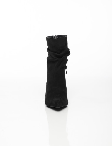 Cette image contient Bottines à Talons Fins en Suédine chez Joliesse. à 159,99 TND en Tunisie. L'hexa de l'arrière plan est #E7E