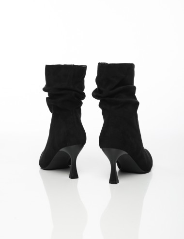 Cette image contient Bottines à Talons Fins en Suédine chez Joliesse. à 159,99 TND en Tunisie. L'hexa de l'arrière plan est #E7E