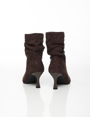 Cette image contient Bottines à Talons Fins en Suédine chez Joliesse. à 159,99 TND en Tunisie. L'hexa de l'arrière plan est #E7E