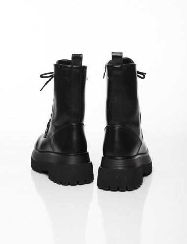 Cette image contient Bottes à Lacets Plateformes chez Joliesse. à 169,99 TND en Tunisie. L'hexa de l'arrière plan est #E7E7E7