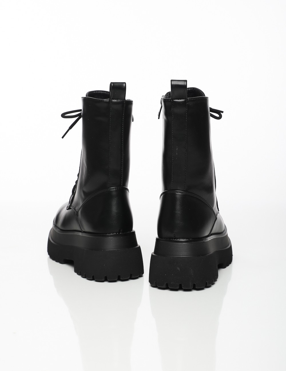 Cette image contient Bottes à Lacets Plateformes chez Joliesse. à 169,99 TND en Tunisie. L'hexa de l'arrière plan est #E7E7E7