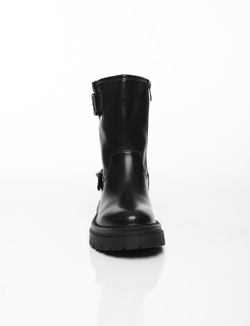 Cette image contient Bottes Motardes à Boucles chez Joliesse. à 169,99 TND en Tunisie. L'hexa de l'arrière plan est #E7E7E7