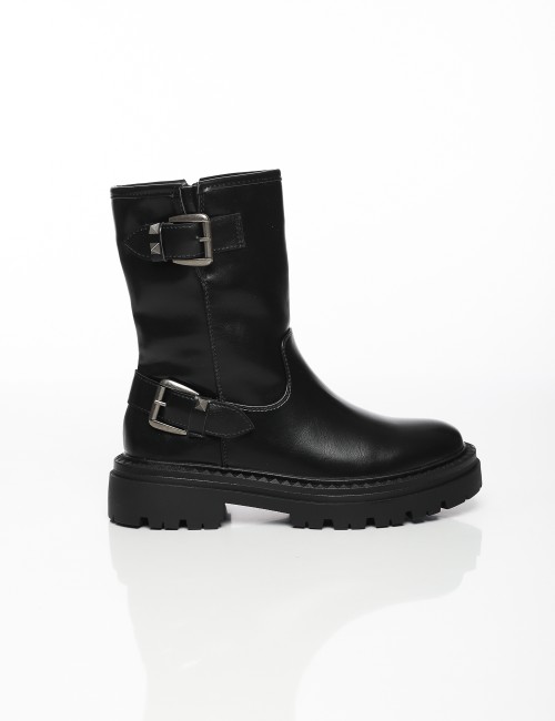 Cette image contient Bottes Motardes à Boucles chez Joliesse. à 169,99 TND en Tunisie. L'hexa de l'arrière plan est #E7E7E7