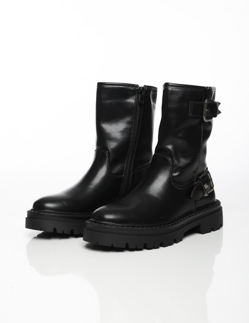 Cette image contient Bottes Motardes à Boucles chez Joliesse. à 169,99 TND en Tunisie. L'hexa de l'arrière plan est #E7E7E7