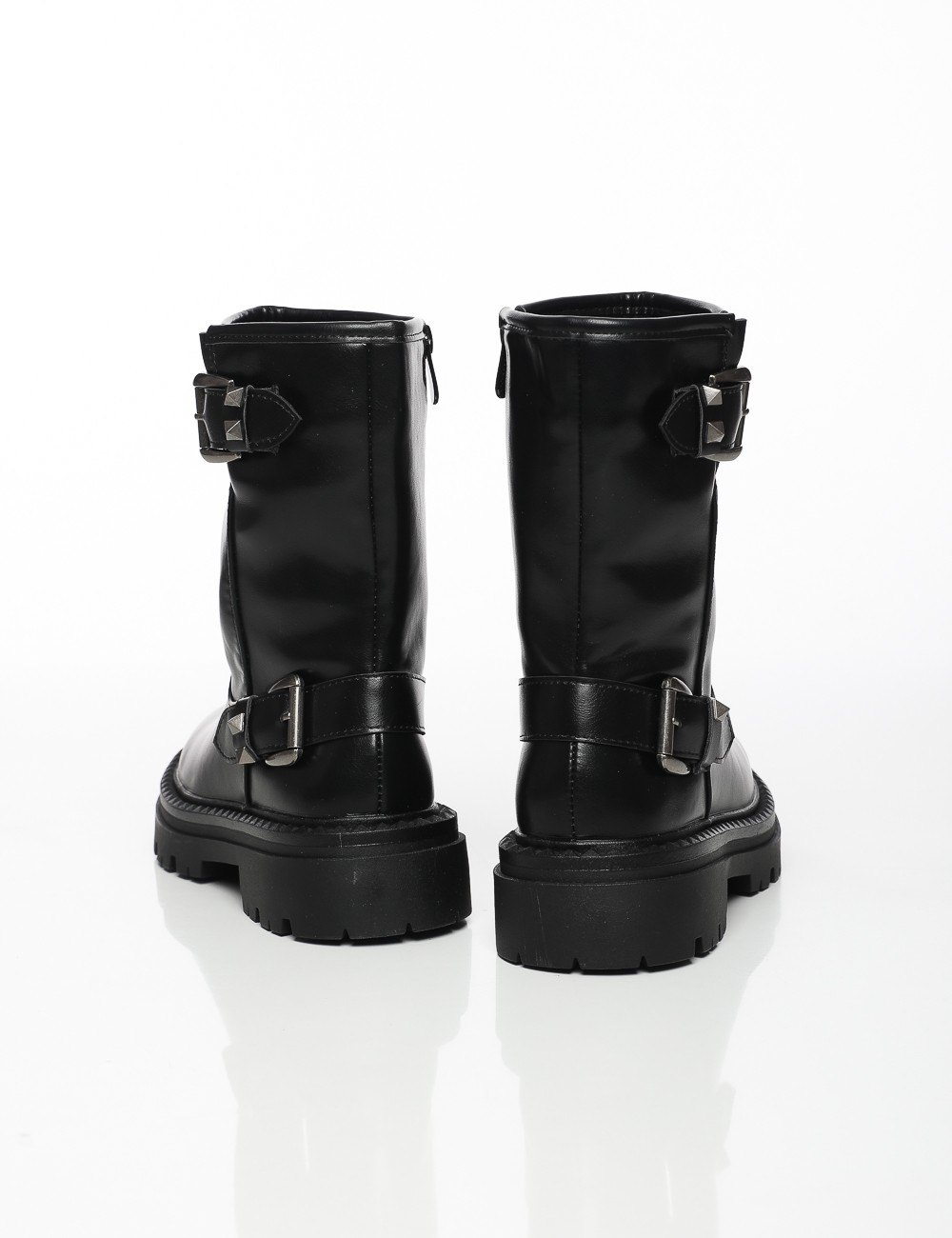 Cette image contient Bottes Motardes à Boucles chez Joliesse. à 169,99 TND en Tunisie. L'hexa de l'arrière plan est #E7E7E7