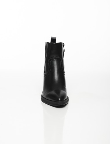 Cette image contient Bottines à Talons Carrés chez Joliesse. à 169,99 TND en Tunisie. L'hexa de l'arrière plan est #E7E7E7