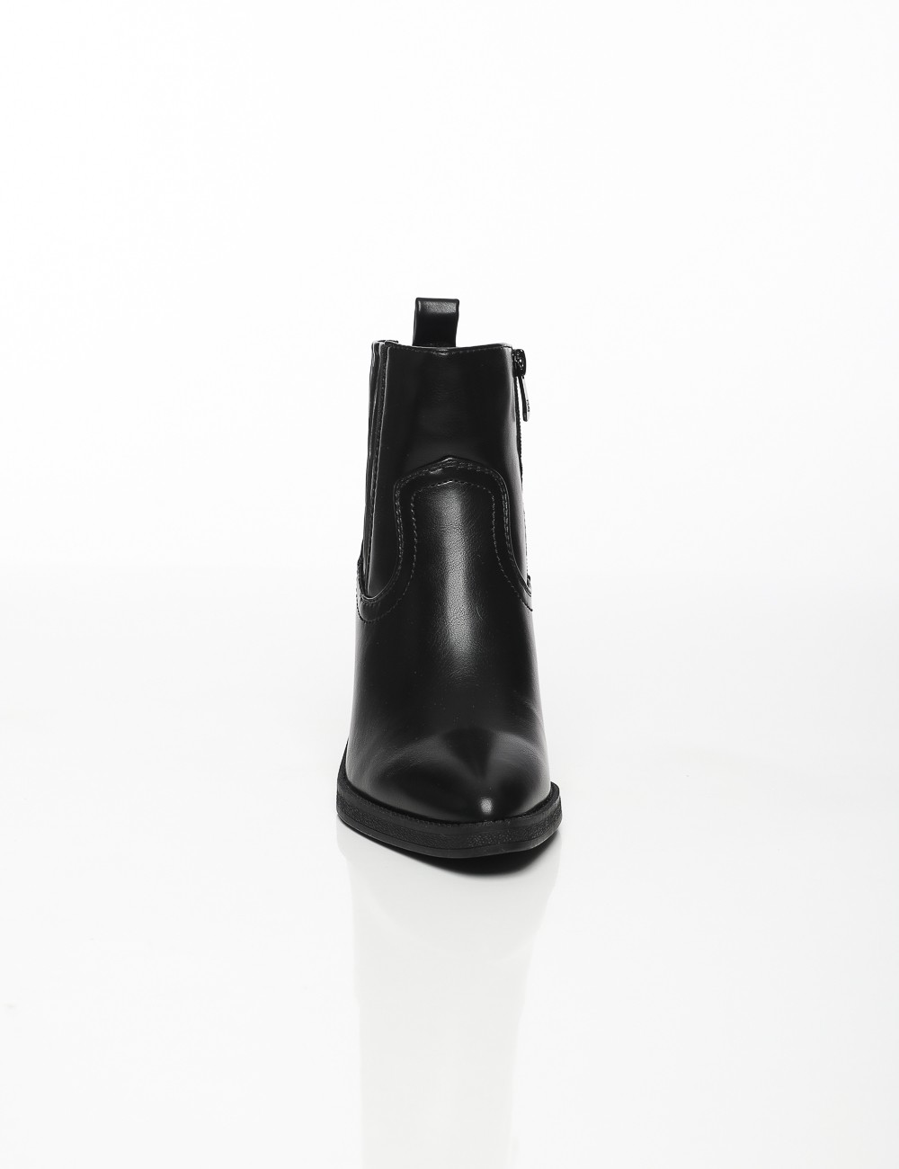 Cette image contient Bottines à Talons Carrés chez Joliesse. à 169,99 TND en Tunisie. L'hexa de l'arrière plan est #E7E7E7