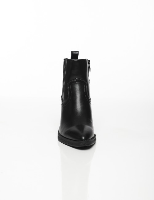 Cette image contient Bottines à Talons Carrés chez Joliesse. à 169,99 TND en Tunisie. L'hexa de l'arrière plan est #E7E7E7