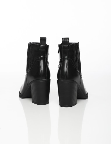 Cette image contient Bottines à Talons Carrés chez Joliesse. à 169,99 TND en Tunisie. L'hexa de l'arrière plan est #E7E7E7