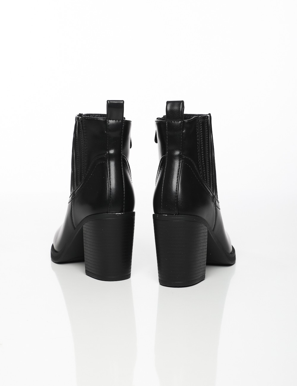 Cette image contient Bottines à Talons Carrés chez Joliesse. à 169,99 TND en Tunisie. L'hexa de l'arrière plan est #E7E7E7