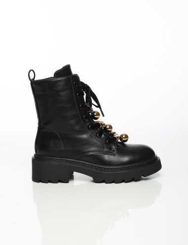 Cette image contient Bottes à Lacets Déco Métallique chez Joliesse. à 179,99 TND en Tunisie. L'hexa de l'arrière plan est #E7E7E