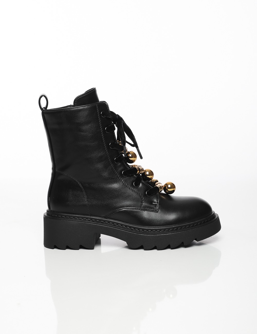 Cette image contient Bottes à Lacets Déco Métallique chez Joliesse. à 179,99 TND en Tunisie. L'hexa de l'arrière plan est #E7E7E