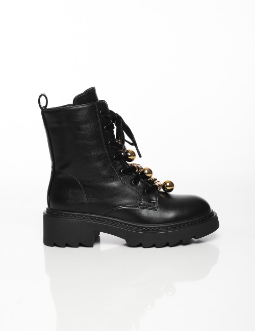 Cette image contient Bottes à Lacets Déco Métallique chez Joliesse. à 179,99 TND en Tunisie. L'hexa de l'arrière plan est #E7E7E