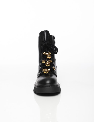 Cette image contient Bottes à Lacets Déco Métallique chez Joliesse. à 179,99 TND en Tunisie. L'hexa de l'arrière plan est #E7E7E