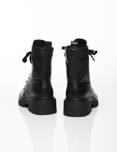 Cette image contient Bottes à Lacets Déco Métallique chez Joliesse. à 179,99 TND en Tunisie. L'hexa de l'arrière plan est #E7E7E