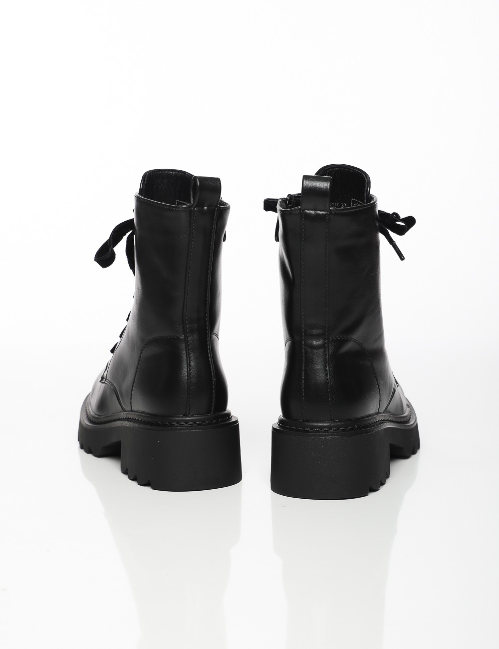 Cette image contient Bottes à Lacets Déco Métallique chez Joliesse. à 179,99 TND en Tunisie. L'hexa de l'arrière plan est #E7E7E