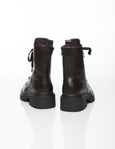 Cette image contient Bottes à Lacets Déco Métallique chez Joliesse. à 179,99 TND en Tunisie. L'hexa de l'arrière plan est #E7E7E