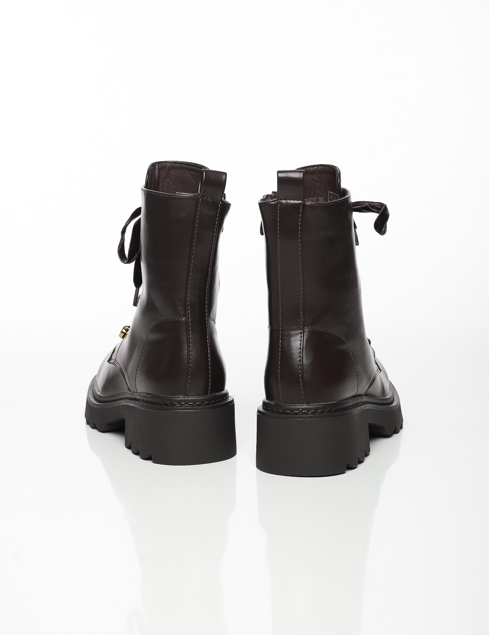 Cette image contient Bottes à Lacets Déco Métallique chez Joliesse. à 179,99 TND en Tunisie. L'hexa de l'arrière plan est #E7E7E