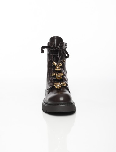 Cette image contient Bottes à Lacets Déco Métallique chez Joliesse. à 179,99 TND en Tunisie. L'hexa de l'arrière plan est #E7E7E