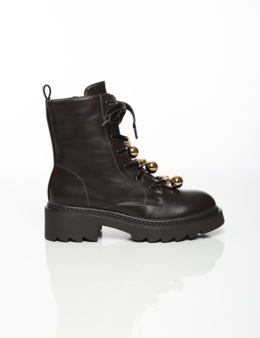 Cette image contient Bottes à Lacets Déco Métallique chez Joliesse. à 179,99 TND en Tunisie. L'hexa de l'arrière plan est #E7E7E
