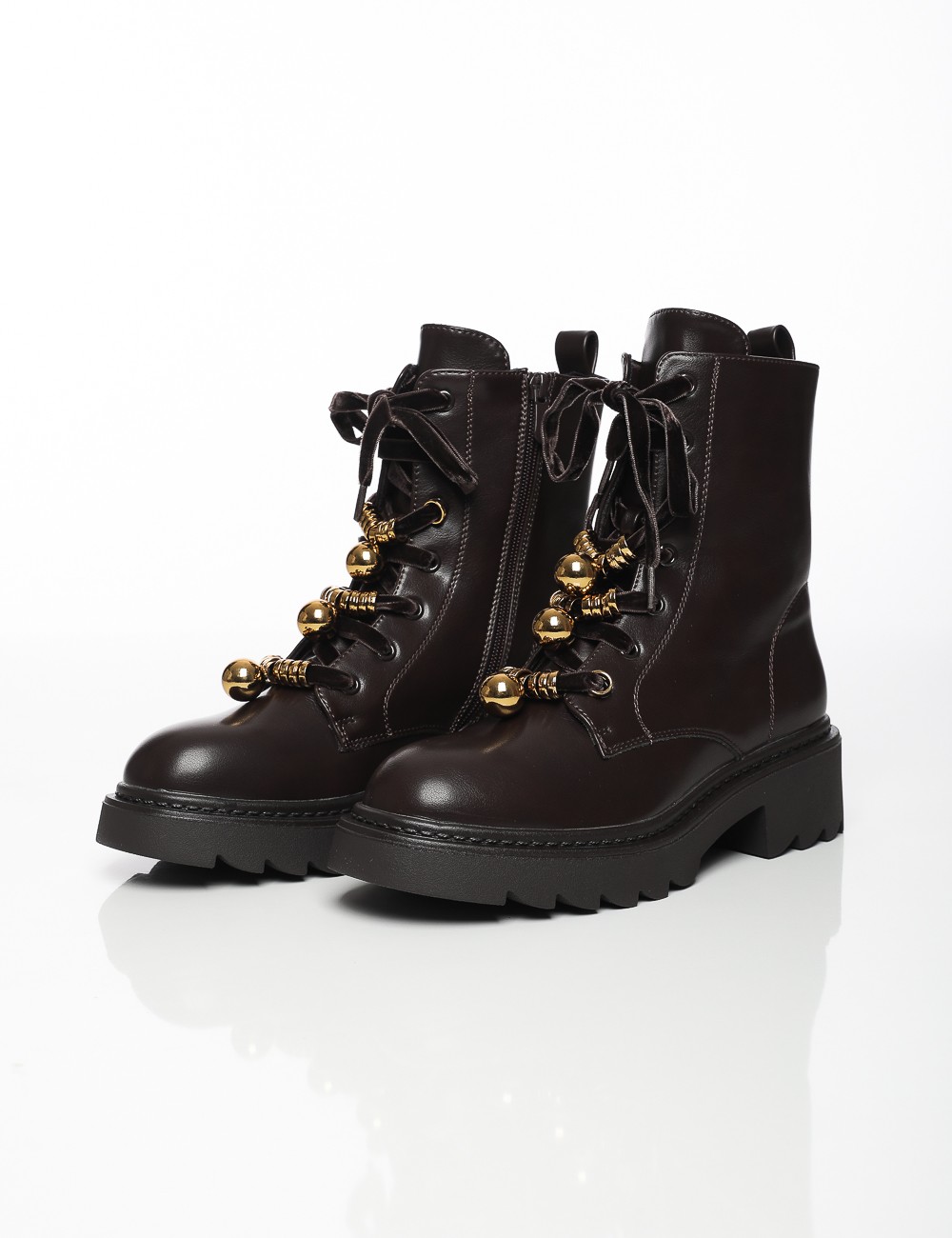 Cette image contient Bottes à Lacets Déco Métallique chez Joliesse. à 179,99 TND en Tunisie. L'hexa de l'arrière plan est #E7E7E