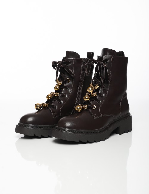 Cette image contient Bottes à Lacets Déco Métallique chez Joliesse. à 179,99 TND en Tunisie. L'hexa de l'arrière plan est #E7E7E