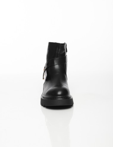 Cette image contient Bottines à Brides Décoratives chez Joliesse. à 159,99 TND en Tunisie. L'hexa de l'arrière plan est #E7E7E7